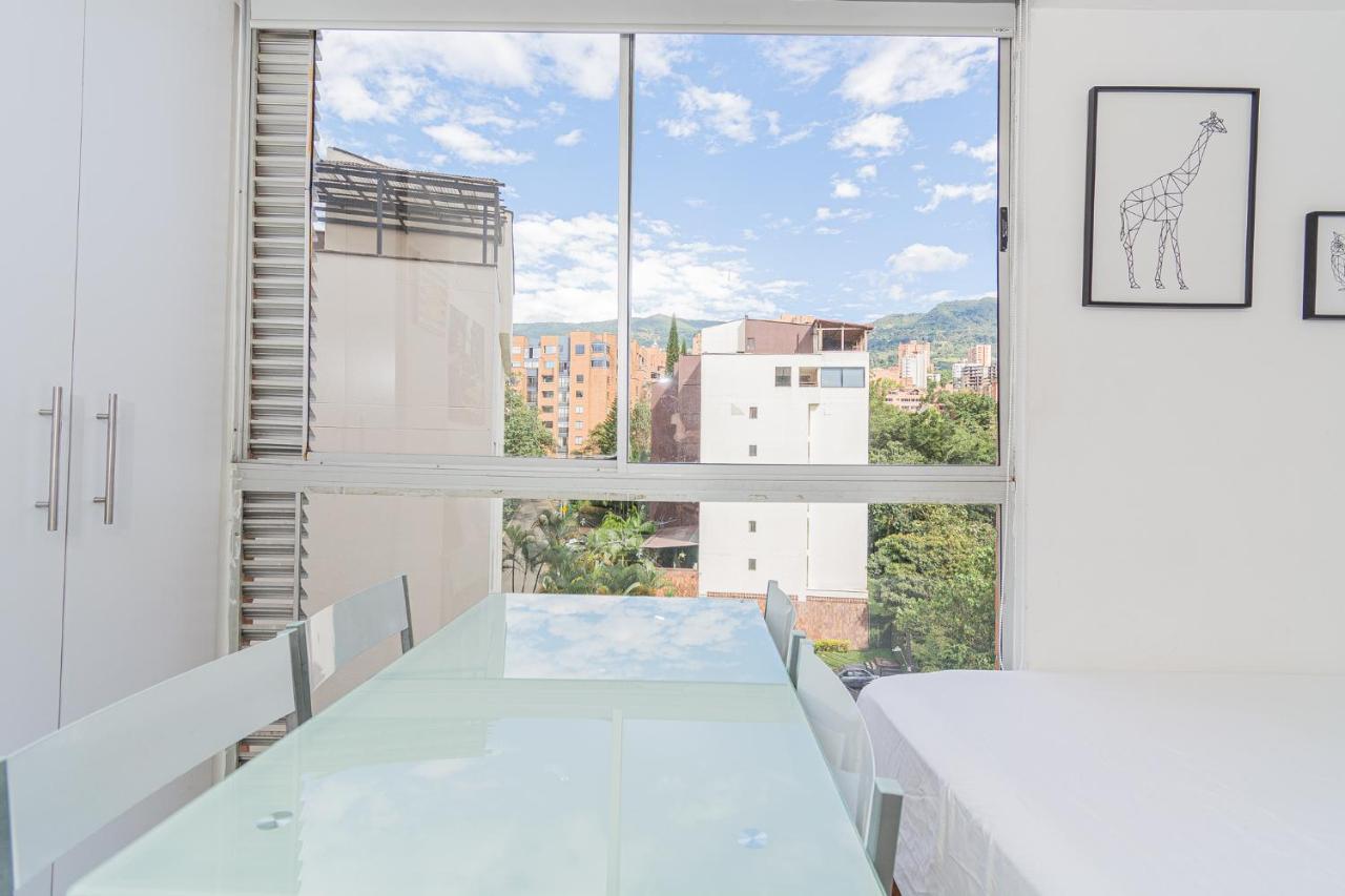 Loft Moderno En El Poblado Con Vista Y Parqueadero Mio Lofts Apartment Medellin Luaran gambar